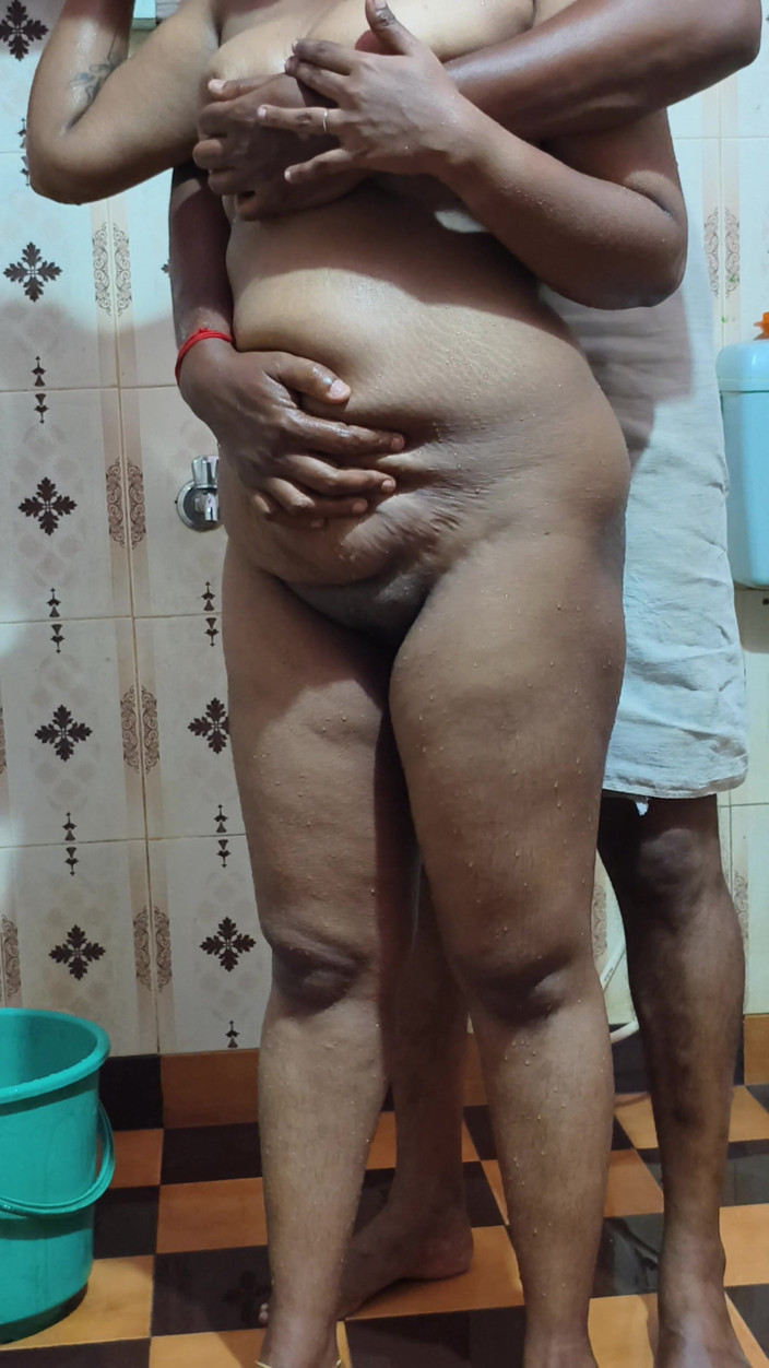 Realmallucouplevlog: 목욕하는 인도 Mallu 소녀와 더 쪼이는 섹스가 필요해