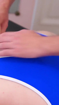 Daddyontwink sarışın gay mark freedom Taylor Blaze'e şehvetli yağ masajı yapıyor