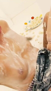 Hannah Shaw viene lubrificata con panna montata per questo viaggio a Pound Town