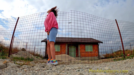 Pee Adventures: Elle change son short mouillé en pantalon sec