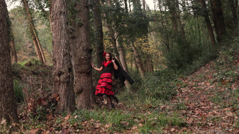 MMV and Eroticplanet Clips: 水玉模様のスカート、美女が森で激しくセックス