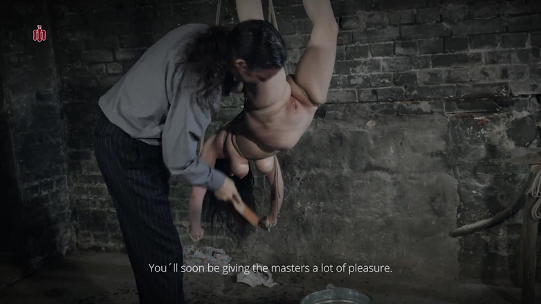 Inquisition and prison world: 苦悩のメイド - ジュディスは裸で天井から縛られてぶら下がり、濡れて無慈悲にくすぐられる