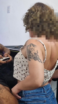 Esposa puta. Porra quente na bunda dela.
