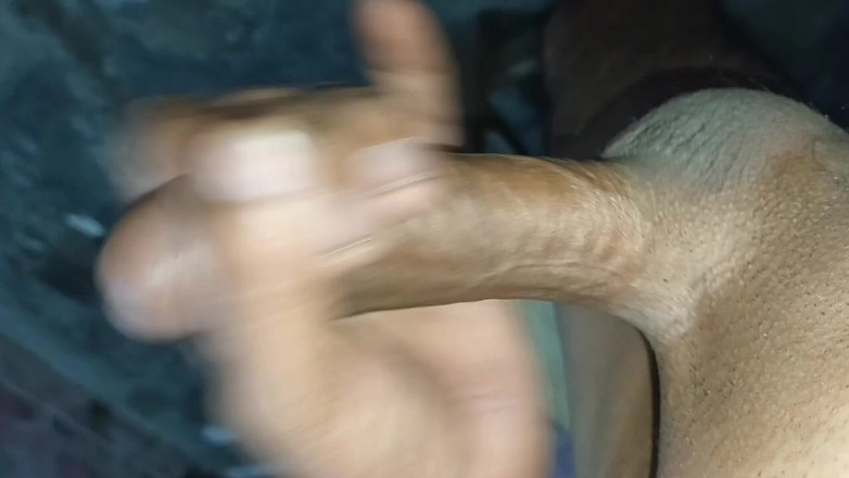 Luckky: 印度性感男学生自慰