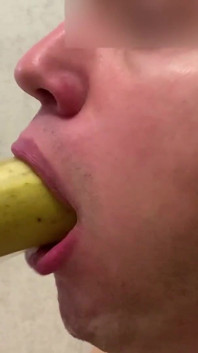 Un allenamento molto sporco per la gola con banana e latte. Non per tutti