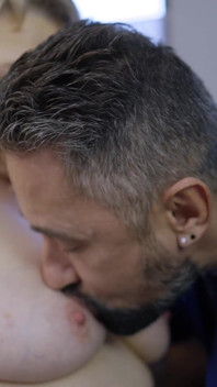 Bunica Ilse este la fel de fierbinte ca o tânără de 20 de ani, tânărul ei armăsar arab îi iubește corpul dolofan