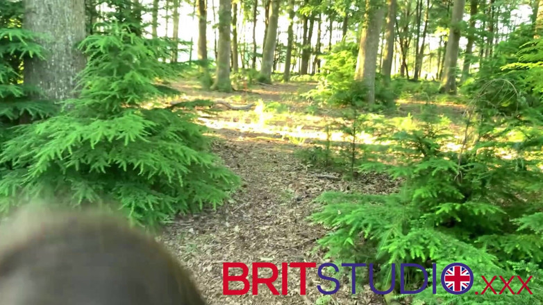 Brit Studio: สาวอังกฤษวัย 18 ปีสุดสวย POV ดูดควยกลางแจ้ง