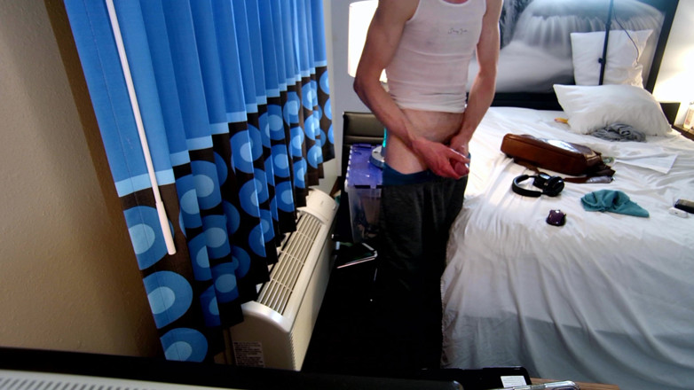 Savage confidence: Aku lagi asik ngocok kontolku sambil berdiri di balik bayang-bayang