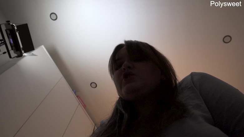 Polly Sweet: Instrucțiuni pentru masturbarea în haine, venerarea picioarelor stăpânei și a strap-on-ului ei