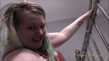 Mxtress Valleycat: The balloon gets to go under my arse - you don't