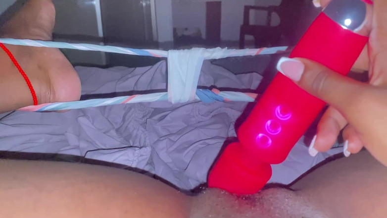 omairaberbatov: Vecina îmi trimite un videoclip masturbându-mă noaptea când soțul ei nu...