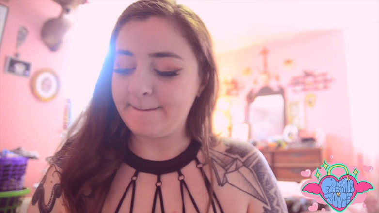 Freshie juice: Svázaná, podojená a zavěšená tvou přítelkyní