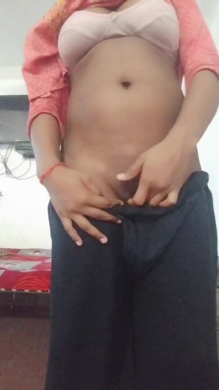 Anuttar: Wanita India muda desi masturbasi keras