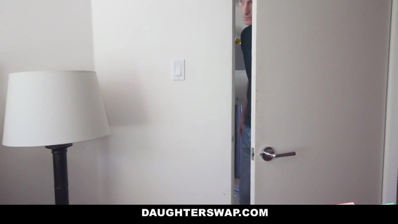 Swappz: Bffs Elsa Jean dan Liza Rowe bertukar ayah semasa bercuti...