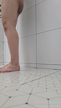 Sissy Kanisa se doigte le trou du cul en prenant une douche