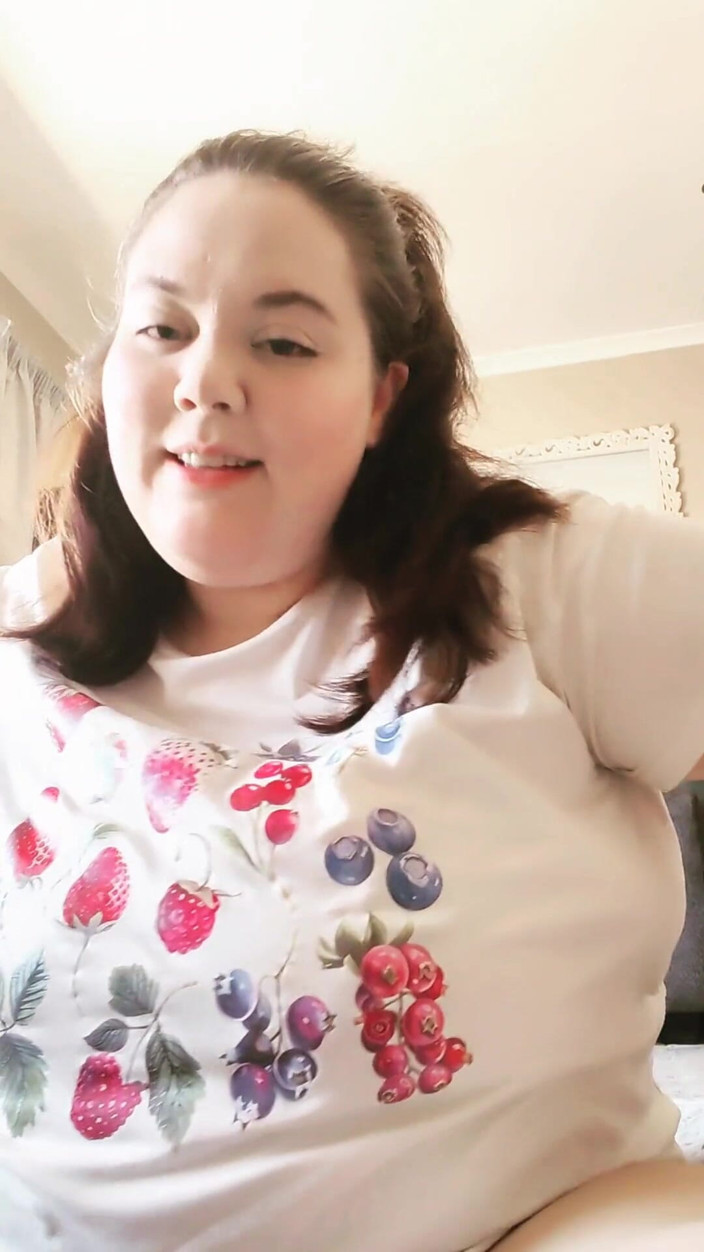 Aliceqii: POV Chůva s obrovskými prsy chce šukat