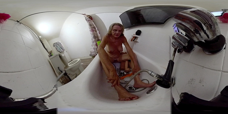 Lizzy Yum: Lizzy Yum VR JUILLET 2025, dilatation du bain, amateur, solo n° 102