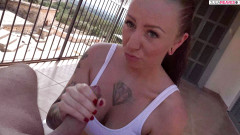 Good Fuck Mum: Handjob di balkoni semasa bercuti, mungkin seseorang sedang menonton