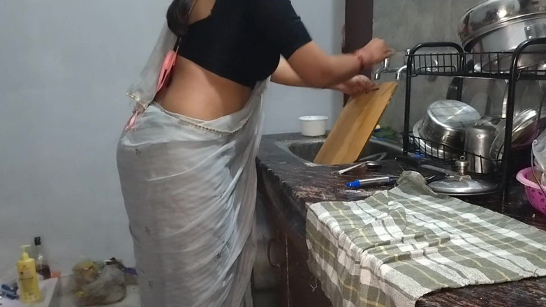 Hotty_ragini: Když služka požádala o zvýšení platu, zaměstnavatel navýšil plat.
