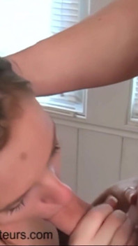 Amateurs désespérés, Madasin Angie et Caprice, pipe torride avec éjaculation en désordre, éjacs faciales sexy pour la première fois