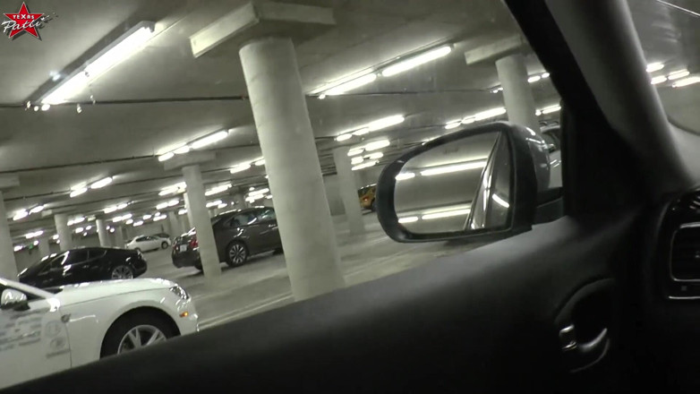 Texas Patti: Milf alemana - mamada al aire libre en un estacionamiento