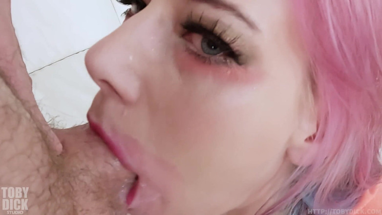 RealTobyDick: Deepthroat debut för undergiven hora