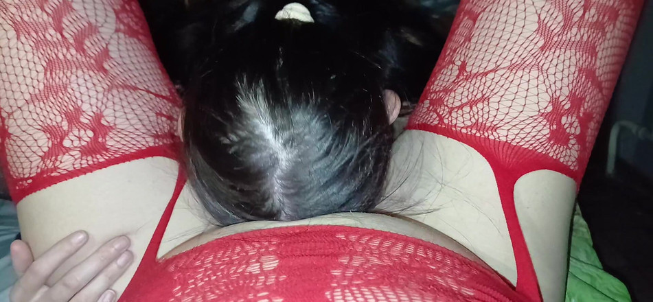 Lesbian-candys: 我们苗条的黑发邻居轮流对我和我的女友表演舔阴