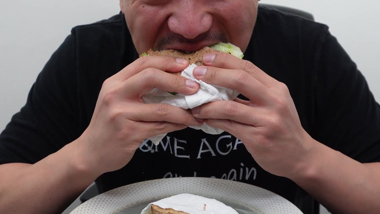 UnderXiaoQiang: ASMR, un Asiatique éjacule en train de prendre un sandwich au...