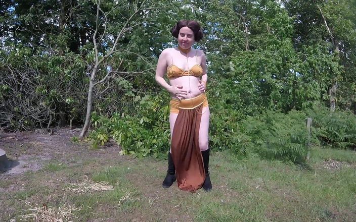 Horny vixen: Princesa Leia cosplay en el jardín
