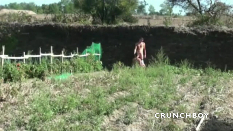 Crunch Boy: Max viene scopato da Jimy in esibizione in giardino