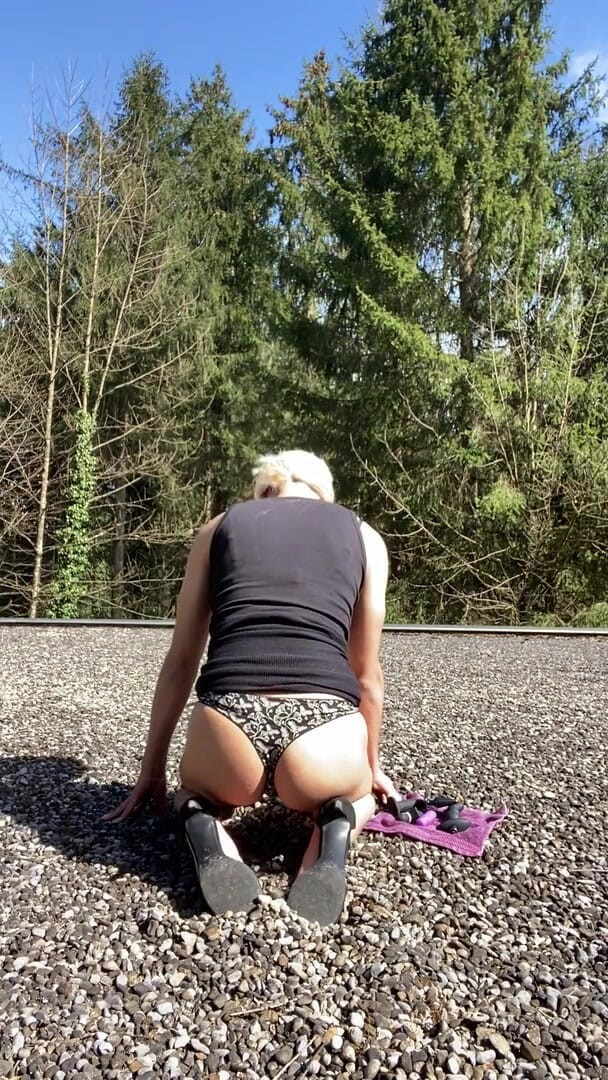 Luca-twink: ドレスとハイヒールで森の中で遊ぶブロンドの弱虫