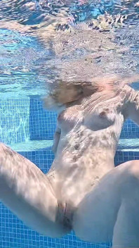 Nude pool provocação e masturbação enquanto ele assiste