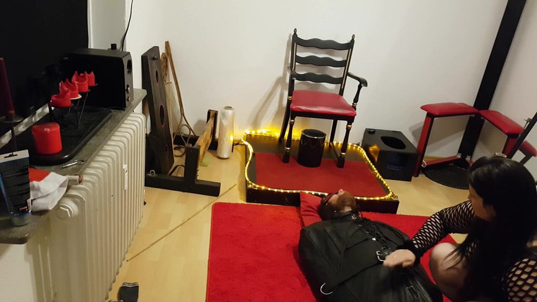 DOMINATRIX6: Lave dans un sac en cuir, partie 1 - une MILF dominatrice...