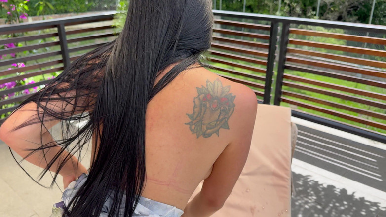 Rioc69: Une latina brune à la poitrine énorme ne peut s’empêcher de baiser...