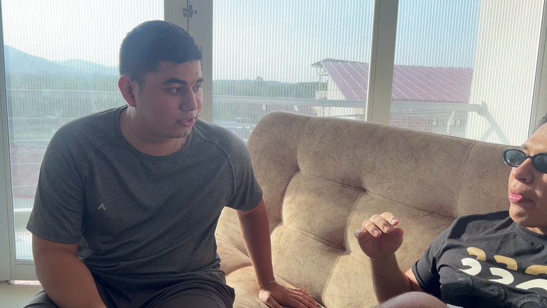 Pronoia Mey: Pieprzę pasierbicę niewidomego mężczyzny obok niego, nasienie spada na niego,...