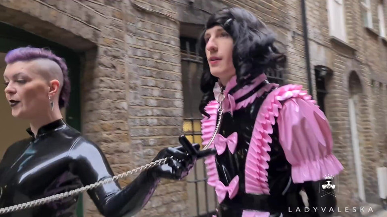 Lady Valeska: Efeminat condus pe străzile din Londra