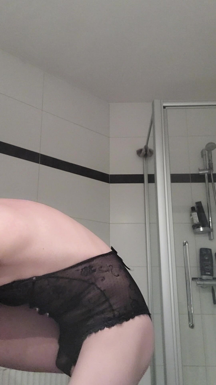 Newboy Straight: Hetero-junge in schwarzen sexy dessous