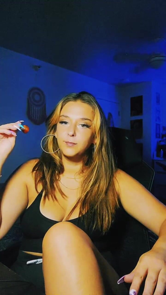 Tiktok Live Eating a Lollipop (Alli Anderson) Tiktok Live Eating a Lollipop (Alli Anderson)