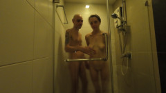 SkinnyWithAHugeDick: 彼女はかがむのが好きです