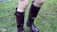 UKCuteGirl: Welly sploshing in stiefeln und ohne höschen!