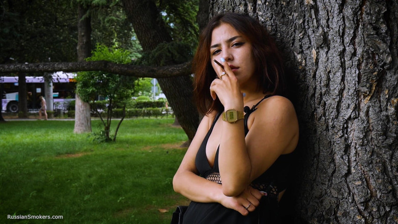 Russian Smokers: Boa fumante Elmira é fumante em cadeia
