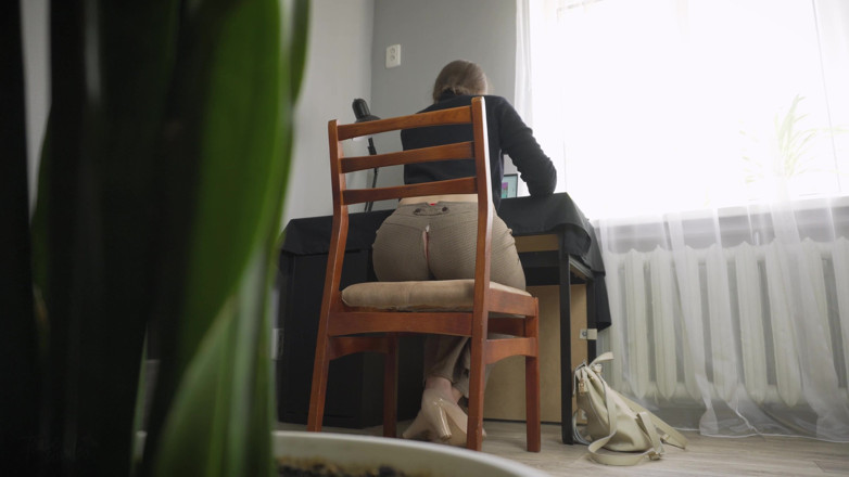 Teasecombo 4K: Privind la secretara care lucrează în pantaloni rupți