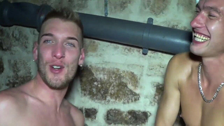 BAREBACK AND CREAMPIE CLUB: Twink umplută cu spermă de un băiat francez pizdă