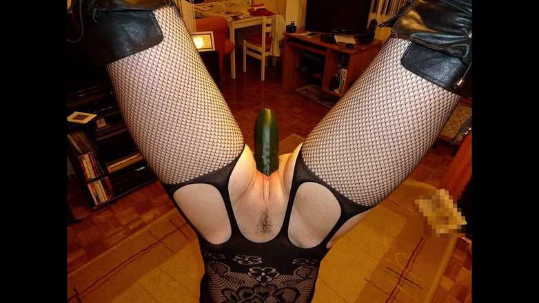 Spiel_maschinerie: उल्टा लटका गुलाम रंडी को कोड़े मारे जाते हैं, बेल्ट लगाया जाता है और जोरदार घुसा दिया जाता है