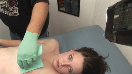 Hot Girlz: Ragazza carina paffuta si fa piercing sulle tette