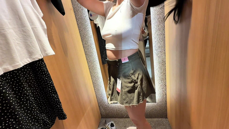 Sweetfantasy131: 義理の妹が試着室で服を試着しているのを見ると、私はとてもムラムラしてしまい、彼女とセックスしてしまうことになります