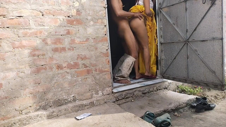 Fantacycutting: インドの主婦が隣人の義理の兄弟と野外でセックス