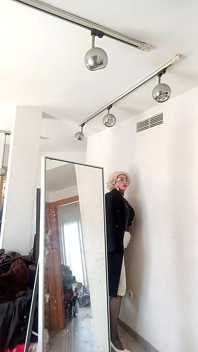 Bionda negli vetro