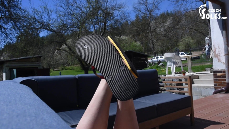 Czech Soles - foot fetish content: ビーチサンダルと足の長いつま先がテラスでリラックス