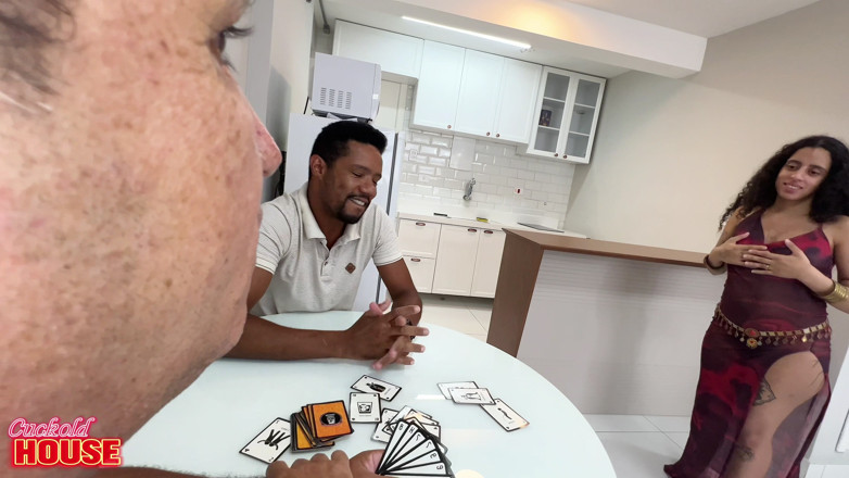 CuckoldHouse: Kocası bahsi kaybediyor ve amını tıraş olmayan karısını arkadaşıyla paylaşıyor